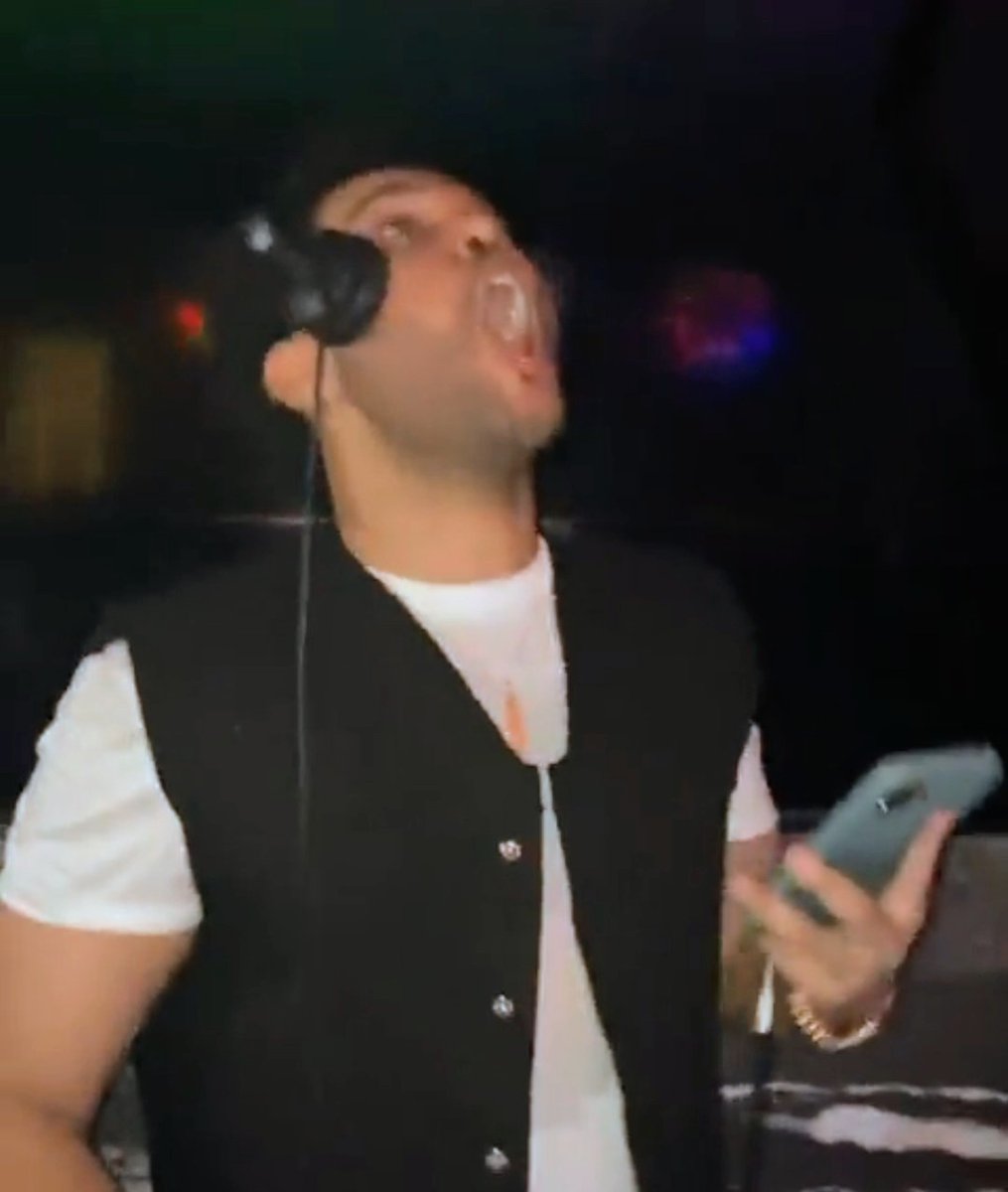 Listening to the weeknd be like :