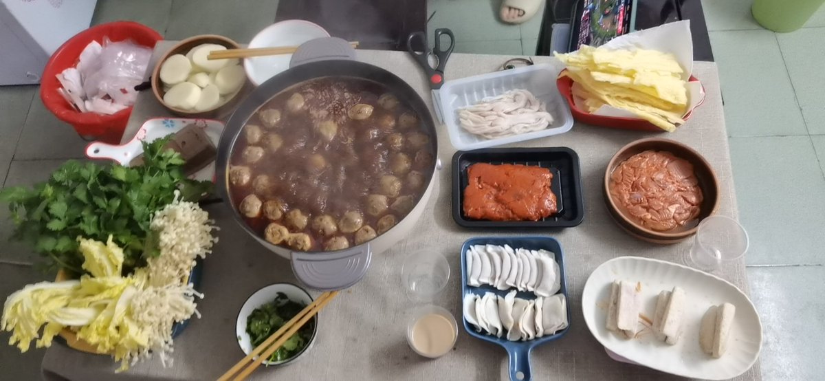 sanhehezi's tweet photo. 我最向往的日子，桌上和三两好友一起吃饭，桌下小狗在伺候，闲时玩玩小狗，不玩的时候小狗在旁边伺候 https://t.co/UQkubDGtM1