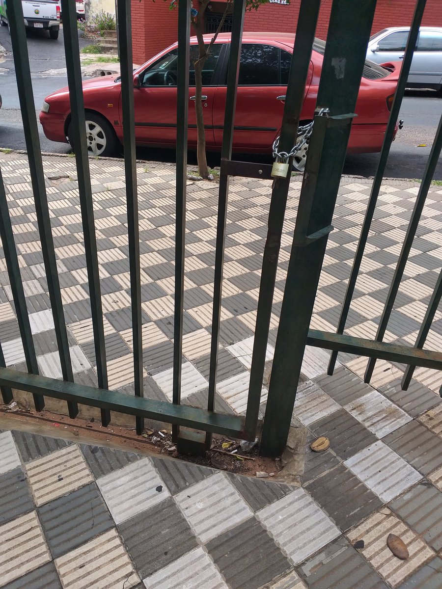 EnriqueV1902's tweet photo. @oscarodriguezpy hay como 7 asignados en la plaza Italia siempre pero la plaza siempre sucia. Todos los cuidados siempre en cerrar pero la limpieza si lo hacen, lo hacen con ramas de palmera, no tienen aparentemente herramientas por eso no limpian. https://t.co/oo38fVlNOf