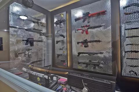 MotoTradeGuy's tweet photo. @SwordBrain He’s an outlier. Marines have tons of guns. https://t.co/6YJ5xVF4N6