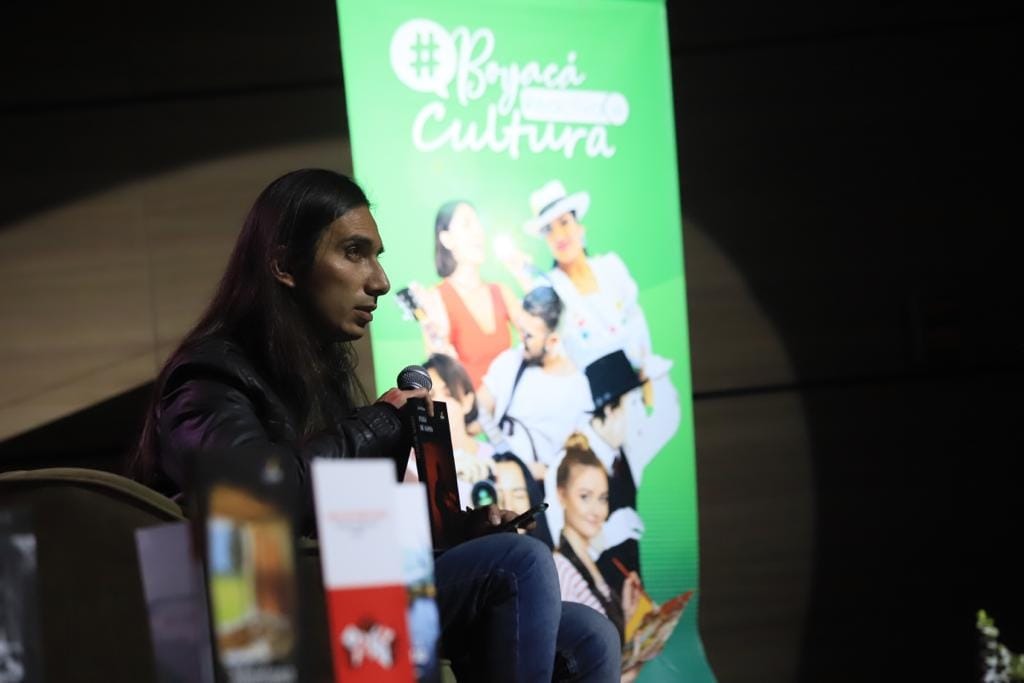 POSITIVAFMRADIO's tweet photo. #Alaire Julio César Medrano Pérez, escritor boyacense, quien estará a partir de hoy en la Feria Internacional del Libro en Bogotá con su obra: Fuego de Agosto (Novela) #FeriaDelLibro https://t.co/xEODUmzHxz