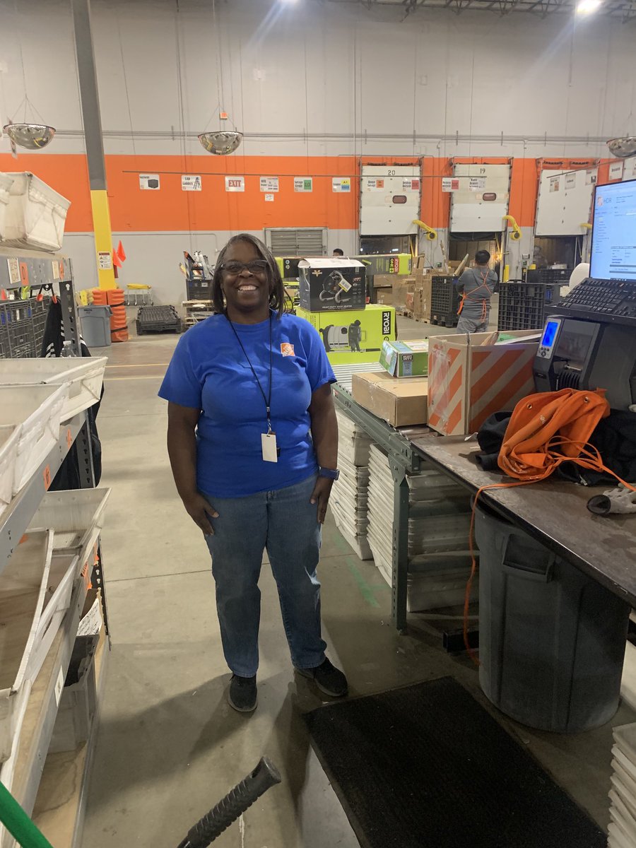 Ms. Cristal representing bulk on the scan line #onehomedepot #colorwars #bulklife ⁦<a href="/HDRLC8615/">Home Depot RLC 8615</a>⁩ ⁦<a href="/KristinDecker11/">Kristin Decker</a>⁩ ⁦<a href="/IsenhowerJeff/">Jeff Isenhower</a>⁩ ⁦<a href="/RobWoelfel/">Roberto</a>⁩