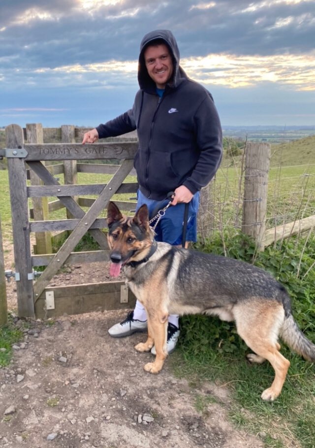 CymruFlaf's tweet photo. Lets put #TommyRobinson’s new grift in perspective. On Monday he claimed his family was under attack from gangsters &amp; appealed for funds. On Tuesday he’s out ‘dogging’ on the Shropshire/Wales border. If my family was in danger I wouldn’t be 100 miles away laughing about it. #liar https://t.co/fRoZ99rOzO
