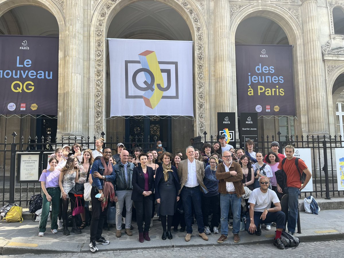 MCLemardeley's tweet photo. Il y a quelques semaines les élèves de l’@EcoleEPSAA rencontraient des étudiant⸱e⸱s ukrainien⸱ne⸱s pour échanger au sujet de leur culture et imaginer des affiches. Rdv à #QJ jusqu’au 10 mai pour admirer ces œuvres en hommage à l’Ukraine, à sa culture et à son peuple. https://t.co/YhnmPJC2Na