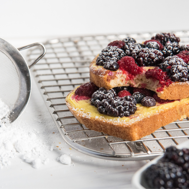 Golden brown toast, a soft, custard filling, and a mountain of brightly colored berries? It almost sounds too pretty to eat! But trust us – you won’t want to pass on this breakfast. (Macros: 211 calories / 33g carbs / 9g protein / 4.5g fat) macrostax.com/recipes/custar…