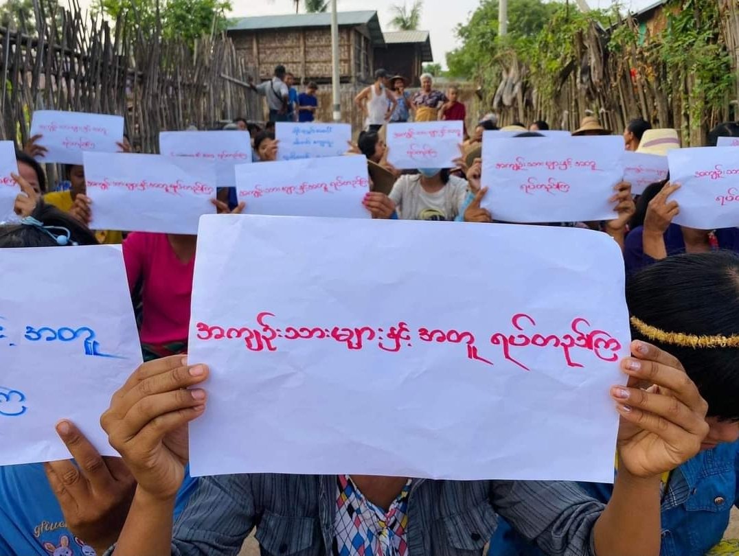 KaungKhantHto10's tweet photo. Monywa University Students' Union and the main strike of Letpadaungtaung area joined hands and staged #BlueShirtCampaign by showing their solidarity with political prisoners.

#US_SanctionMOGE
#2022Apr20Coup
#WhatsHappeningInMyanmar https://t.co/GCgHdw1wZD