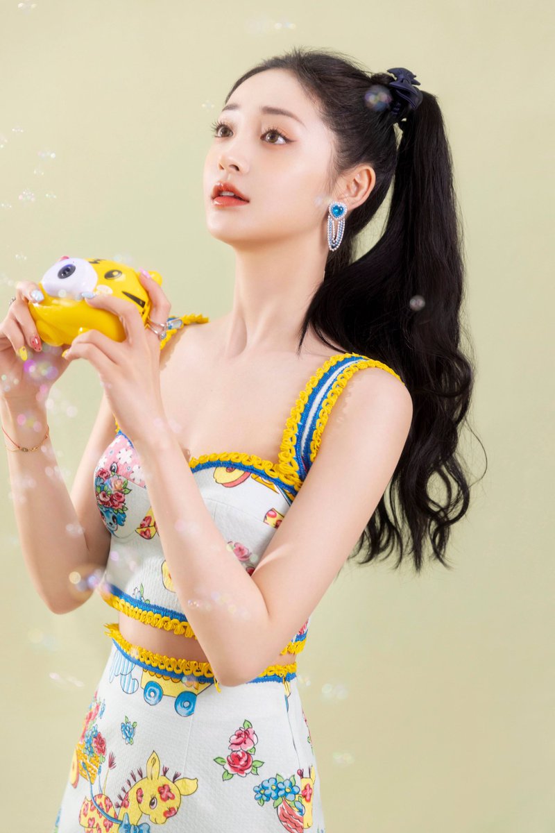 Abis sedot balon, rasanya gaenak. Yaudah misal terbangin aja ke atas, syuuunnggg~