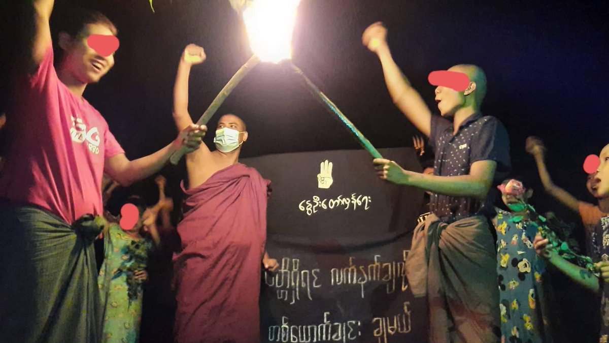 PyiKyiTaKhon Sayadaw and revolutionary residents from Mandalay staged the night protest in defiance of military dictatorship. #2022Apr20Coup 
#US_SanctionMOGE 
#WhatsHappeningInMyanmar