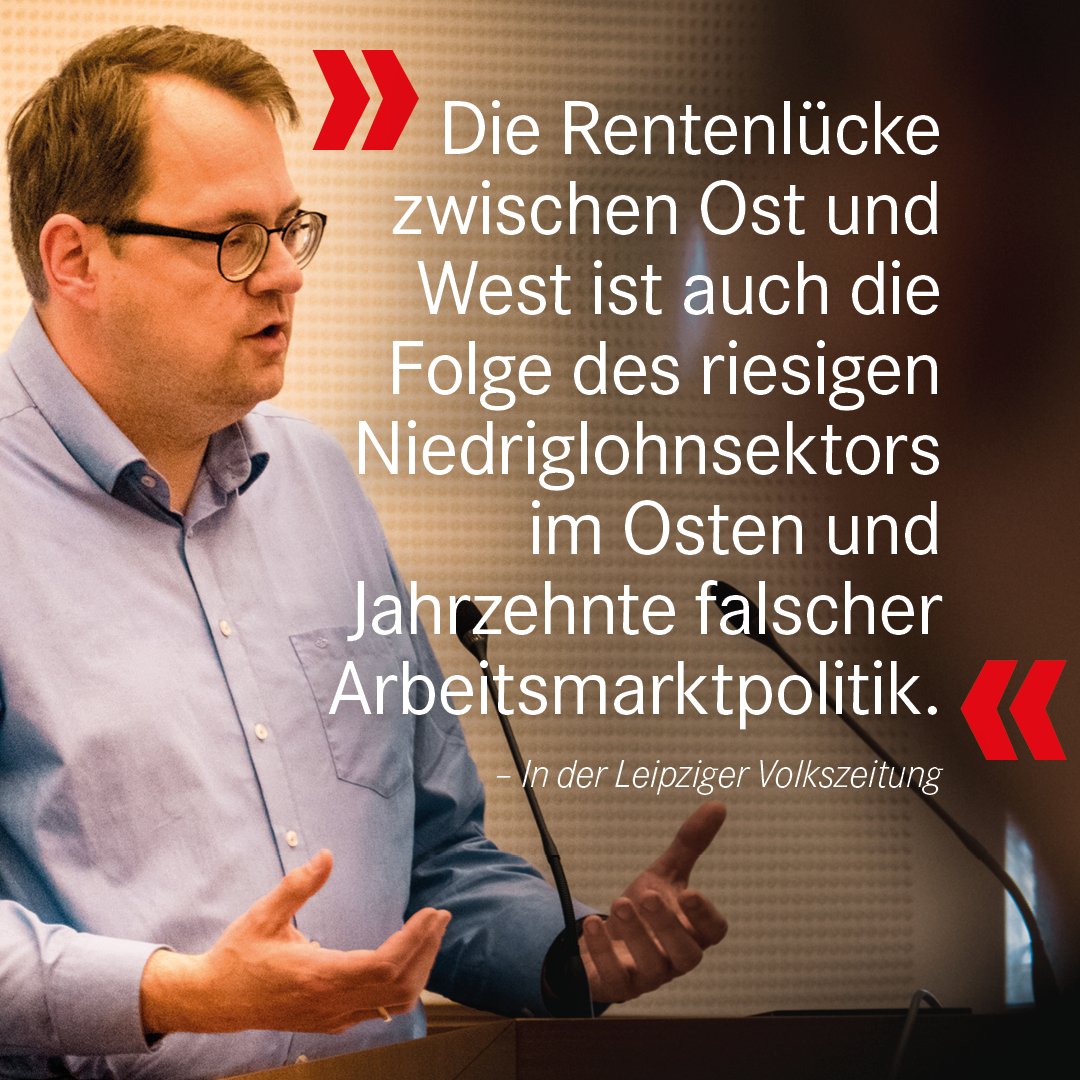 Foto von Sören Pellmann bei einer Rede und Zitat: „Die Rentenlücke zwischen Ost und West ist auch die Folge des riesigen Niedriglohnsektors im Osten und Jahrzehnte falscher Arbeitsmarktpolitik.“