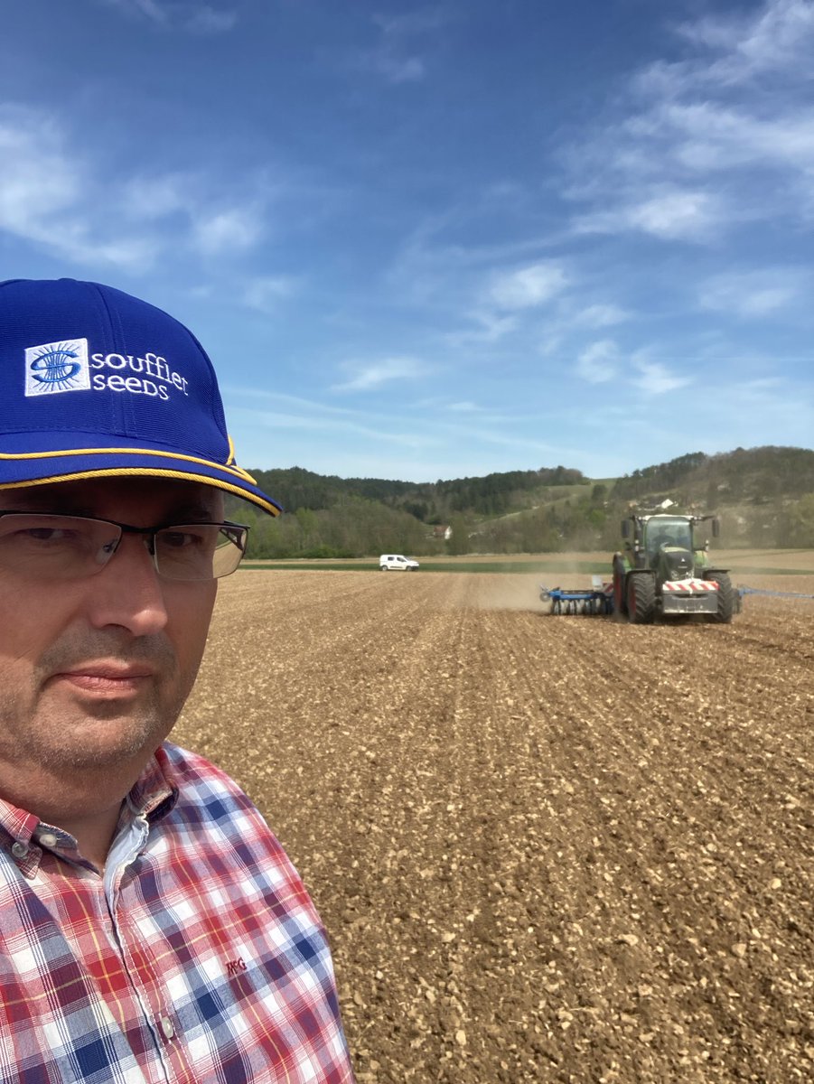 OlivierCOSTE2's tweet photo. Ça fait de la poussière,il fait 🥵,mais les conditions sont bonnes.
On s’était dit rendez-vous cet après-midi @BONNIN1402,auprès de notre #Agriculteur 🧑🌾 #Lemken #Azurit et la dernière ligne droite concernant les plateaux de #Bourgogne,pour le semis de #Sunflower #Tournesol🌻. https://t.co/AOP3ALKtJ1