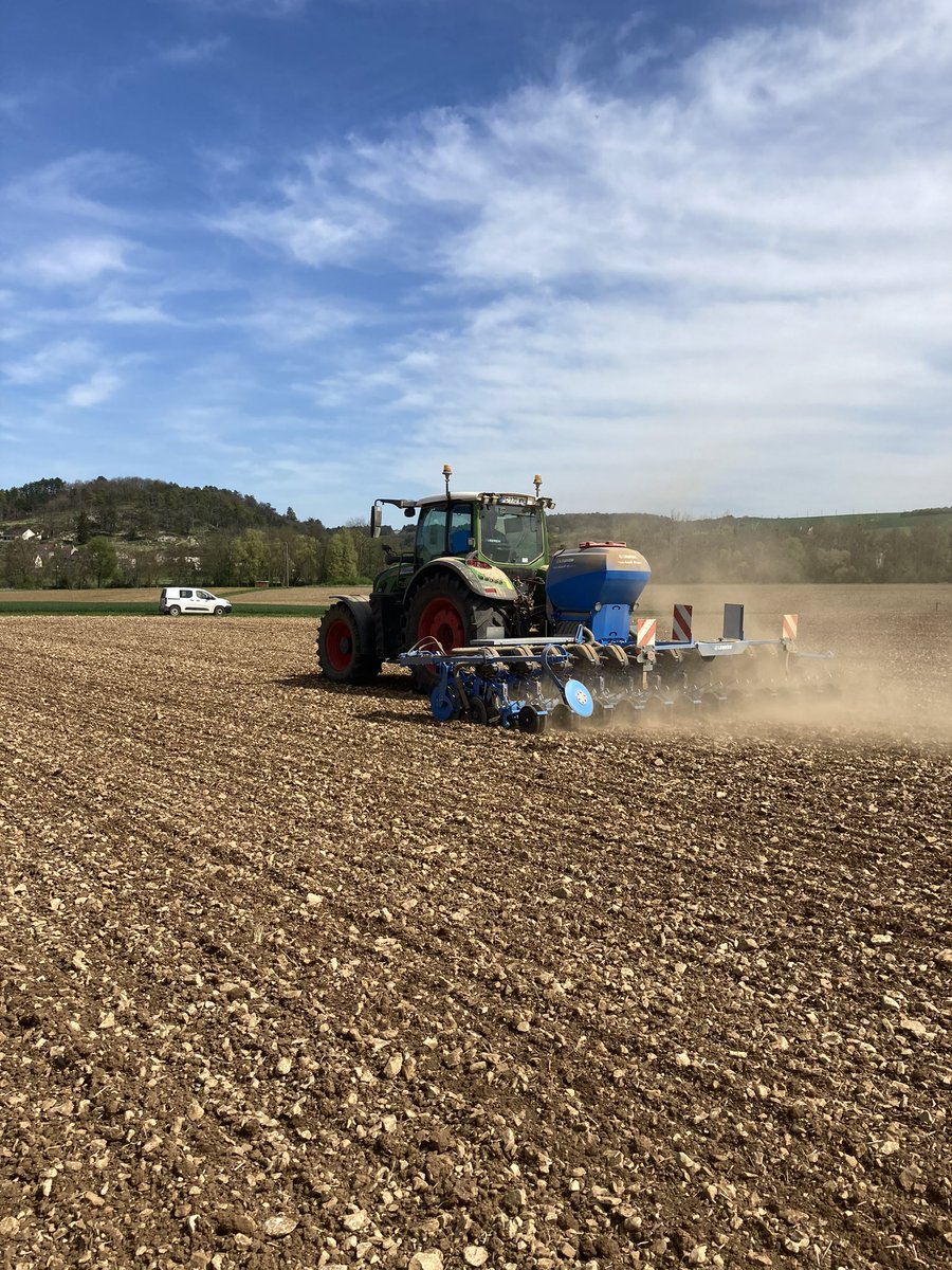 OlivierCOSTE2's tweet photo. Ça fait de la poussière,il fait 🥵,mais les conditions sont bonnes.
On s’était dit rendez-vous cet après-midi @BONNIN1402,auprès de notre #Agriculteur 🧑🌾 #Lemken #Azurit et la dernière ligne droite concernant les plateaux de #Bourgogne,pour le semis de #Sunflower #Tournesol🌻. https://t.co/AOP3ALKtJ1