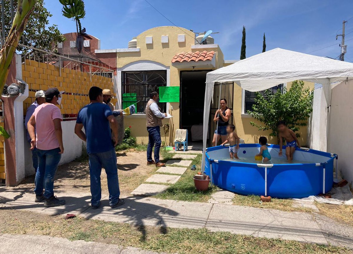 Hugo_Ornelas's tweet photo. Hoy llegan a multarte frente a tus hijos a los que les improvisas una alberca en vacaciones, porque no puedes aspirar a tener la propia en casa
Te acusan de dar "mal uso" a un servicio que no son capaces de darte.
El @GobTlajomulco no tiene vergüenza ni calidad moral https://t.co/k16AYNfzc2