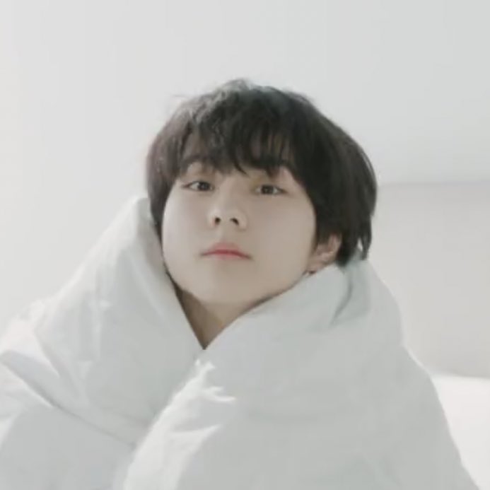 starfess's tweet photo. -idol look at his duality 😭😭😭   https://t.co/LYBsVYT3yR