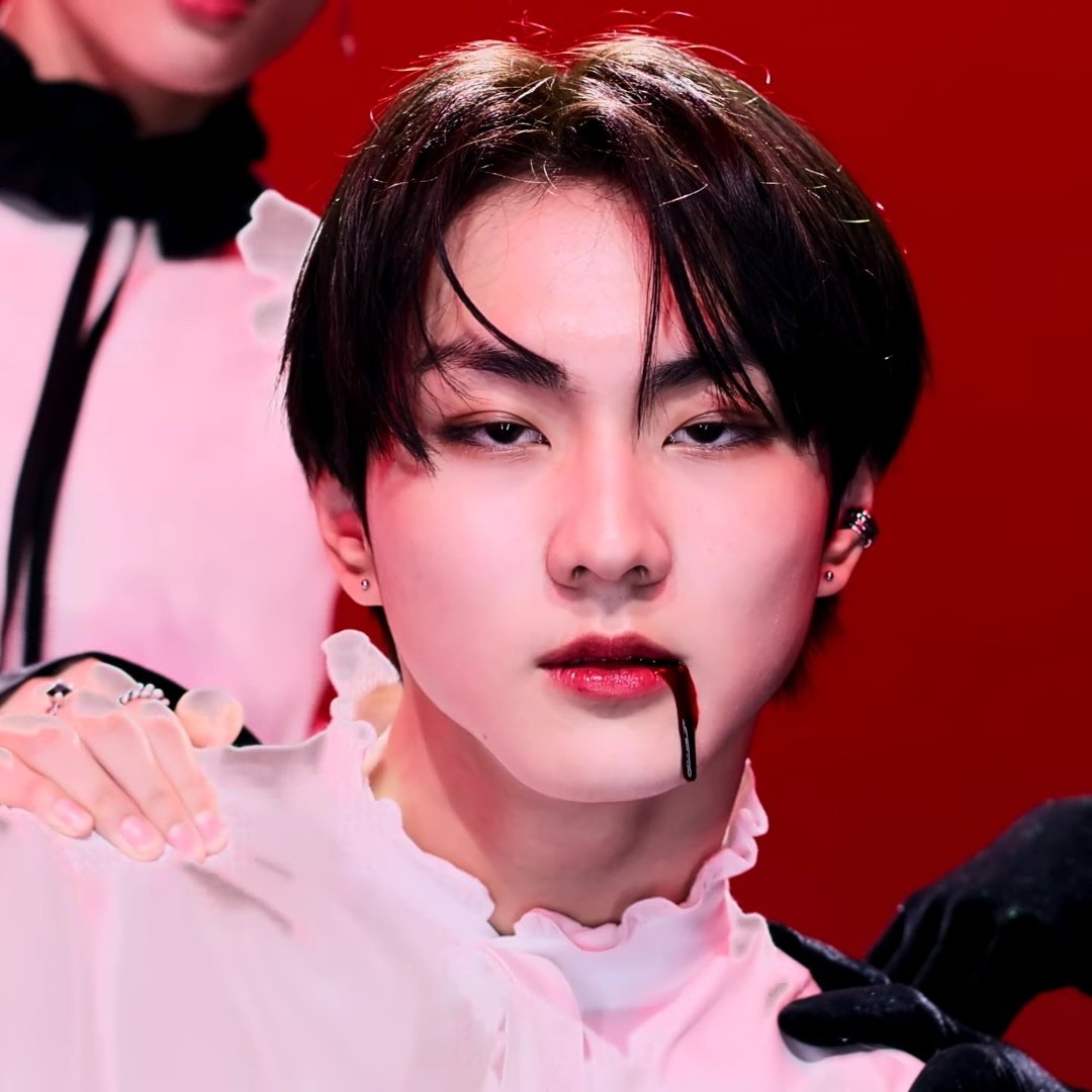 starfess's tweet photo. -idol look at his duality 😭😭😭   https://t.co/LYBsVYT3yR