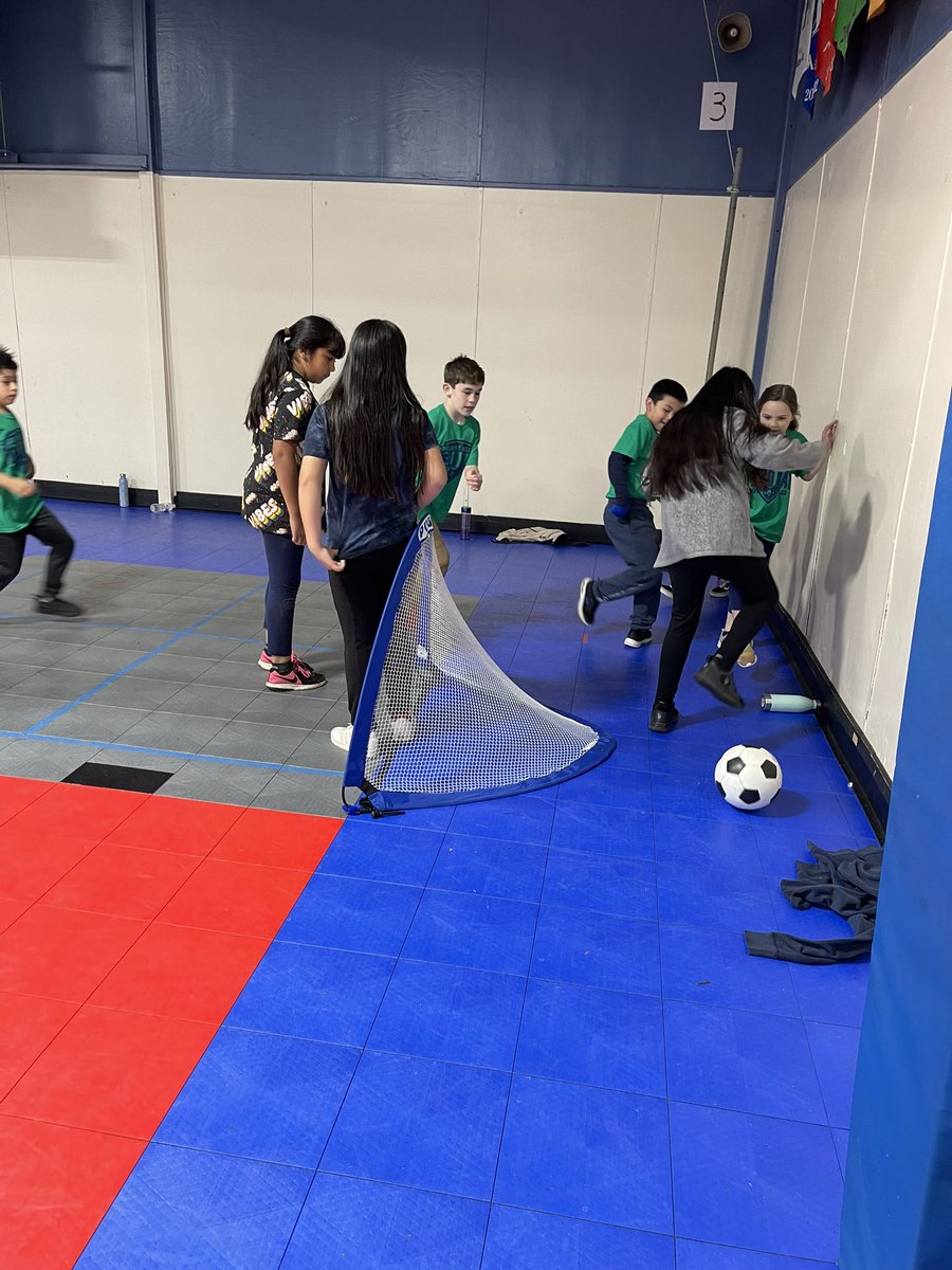 MLWeather's tweet photo. 3rd Grade in the gym on field day @Belmontbears  @DrAshleyCampoli https://t.co/vkXMkScZIY