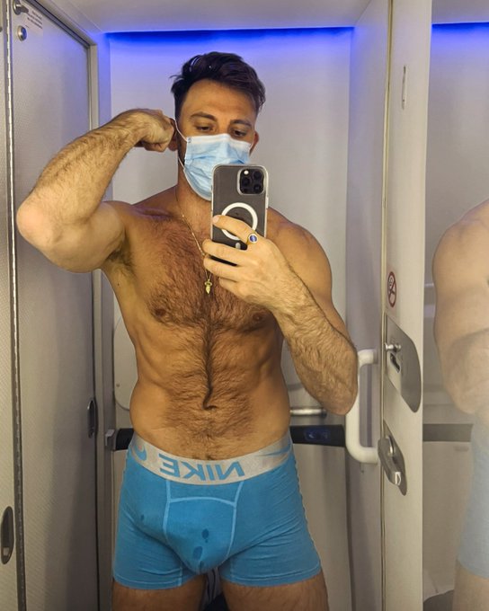 Do you ever get naked on the long flight? https://t.co/pqkorXhzch