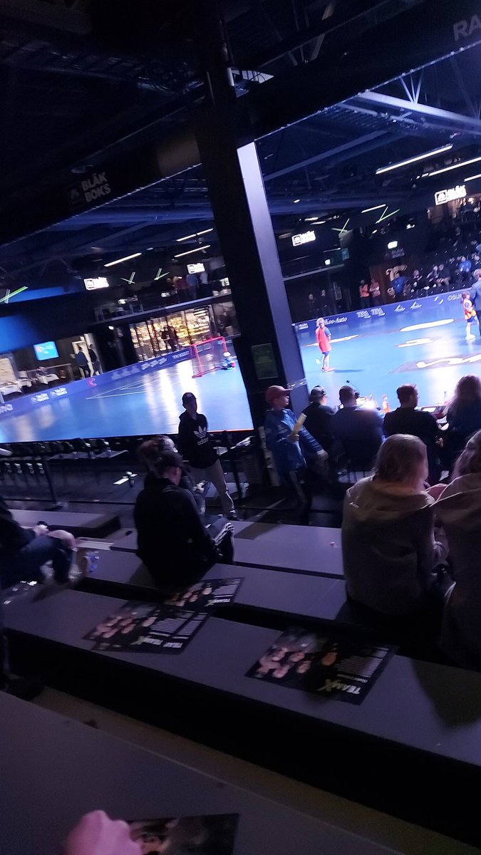 SamuliGranlund's tweet photo. Lähdettiin saksalaisen ystävän kanssa kokemaan huippusalibandy elämys. Peli kentällä hyvää, mutta Bläk box tuotti pettymyksen. 

+Tunnelma
+Hyvä valoshow

- Kylmä
- Pimeä
- Yleisömäärä 
- Huonot penkit (B-katsomo)
- Näkyvyys kentälle!!

= Ei jatkoon https://t.co/KmfjgJdNxC