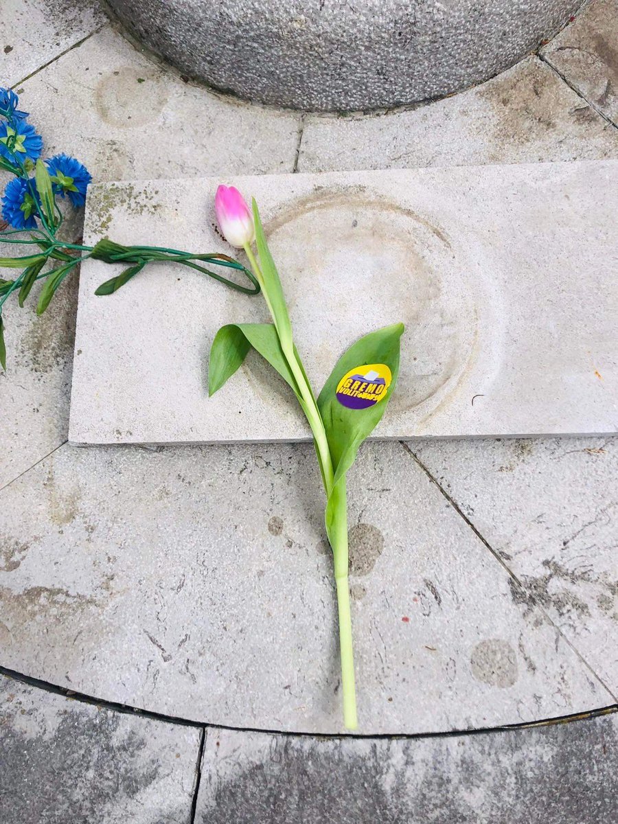 V četrtek (jutri) med 7 in 7.30 bi rabili pomoč za prevzem in prevoz nalepk za <a href="/8Marec/">Inštitut 8. marec</a> akcije je z rožami. Relacija Celje center - Ljubljana center. Šerajte plis! Poplačamo z Janezovo pošto!