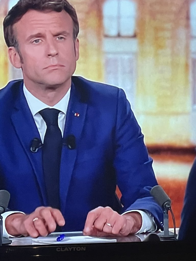 alainhoupert's tweet image. Le langage corporel du PR traduit son mépris vis-à-vis de Marine Le Pen. Une posture de professeur un jour de grand oral.