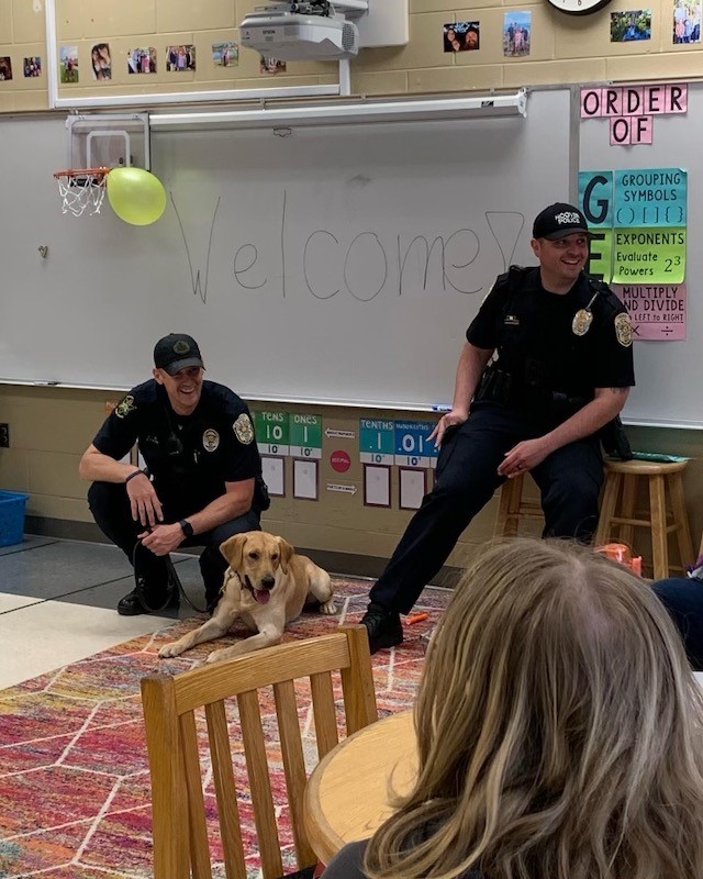 HooverPD's tweet photo. #WayToGoWednesday
@BluffParkElem class completes 10 week "Too Good For Drugs" program. They received certificates & the chance to play with K9 Crash!๐พ
Way to go, y'all! ๐
#hooverpd #TooGoodForDrugs #communityengagement #communitypolicing #SROsMatter @NASRO_Info @taasro https://t.co/qtONmL9EvB