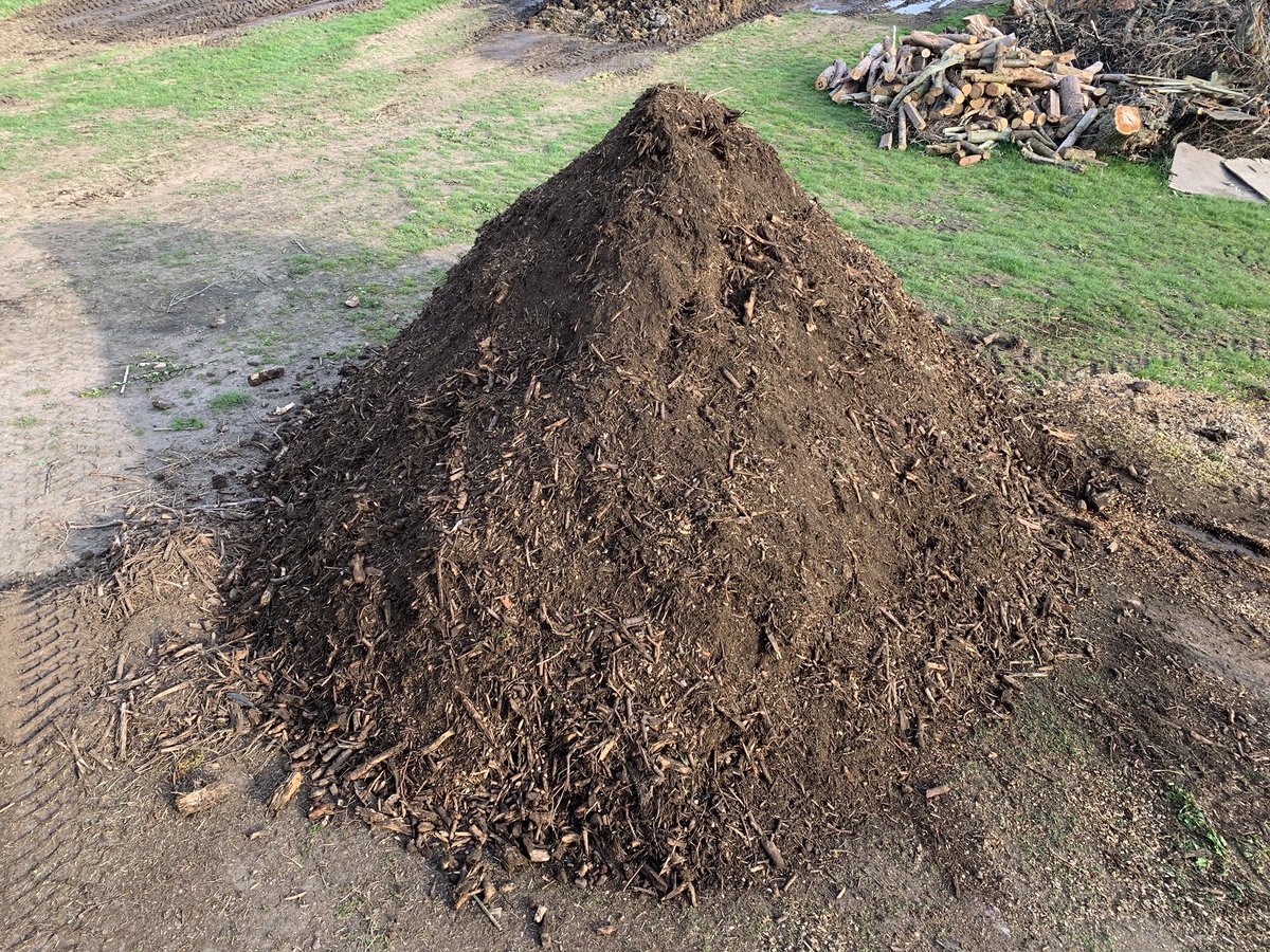 MichaelLeyland6's tweet image. Green material recycling. ♻️
This acts as a carbon source for manure product &amp;amp; improves diversity as a soil food.