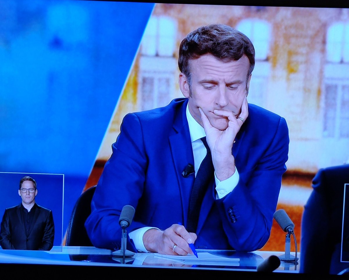 Liste Carrouf :
- Beurre demi-sel
- Cordons bleus Père Dodu
- Granola
- Fraises Tagada
Important :
Virer Marlène Schiappa le 25 avril
#Debat2022 
#debatmacronlepen 
#DebatMarineMacron