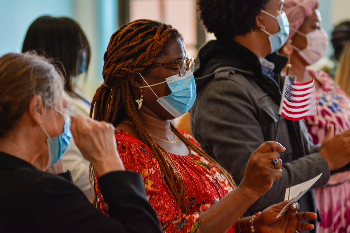 AmRevMuseum's tweet image. A warm welcome to 24 new United States citizens from 19 different countries! Yesterday, we had the honor of hosting a @USCIS naturalization ceremony at the Museum. 🇺🇸 #HowRevolutionary
