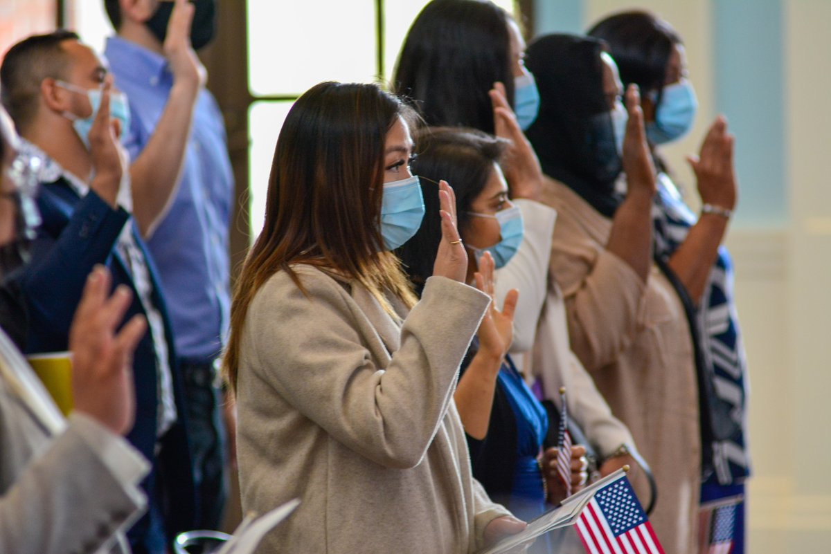 AmRevMuseum's tweet image. A warm welcome to 24 new United States citizens from 19 different countries! Yesterday, we had the honor of hosting a @USCIS naturalization ceremony at the Museum. 🇺🇸 #HowRevolutionary