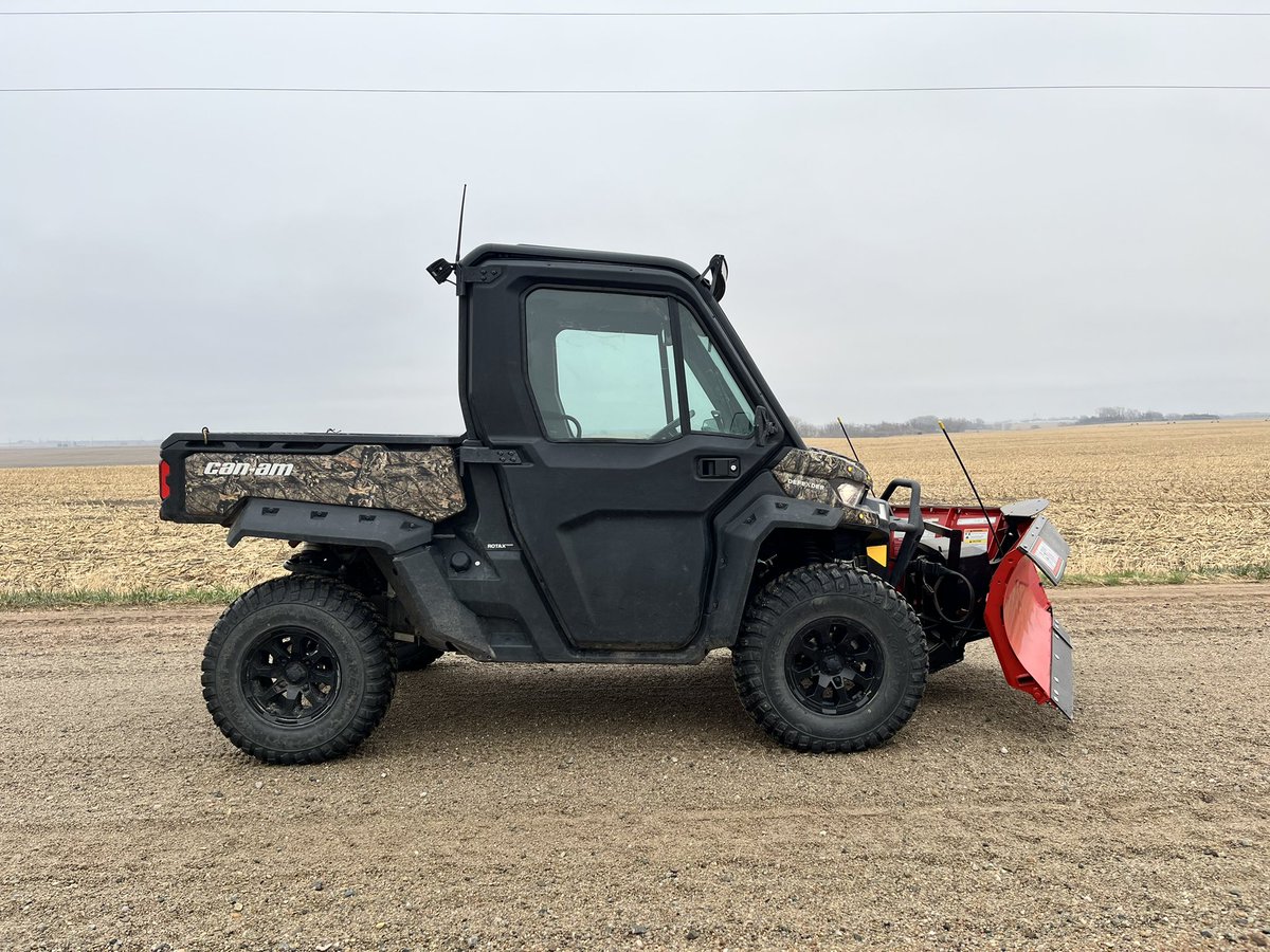 meyer_russell30's tweet photo. 2020 Can Am Defender Limited with 2300 miles on it for Sale- AC/Heat- Upgrades include S3 Springs- Western V Snow Plow- 30 Tires- light bar and pod lights- radio and 4 speakers- Blinker Kit- power windows https://t.co/XOpi0wOzUM