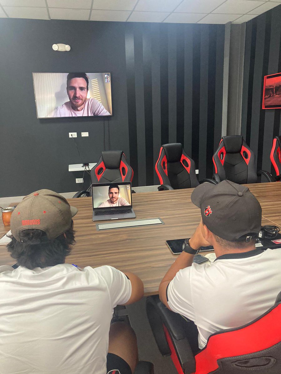 victorzamoraroc's tweet photo. Feliz de haber podido realizar una sesión con preparadores físicos de @ldacr esta tarde. Poder compartir y debatir sobre lo que más nos gusta es siempre un aprendizaje. Moltes gràcies @enricllm per la invitació. https://t.co/rWqNXAh3mL