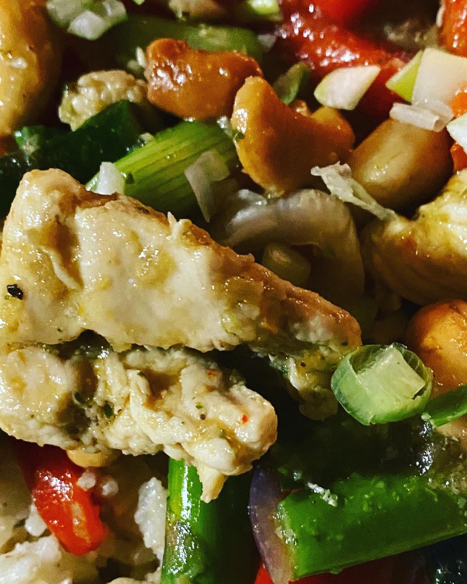 BacchusGrotto's tweet photo. Thai wok dish with chicken, local green aspergus and homemade curry paste. The wine is a white Cru CAIRANNE Grande Reserve 2020 from the Cave Cooperative in Cairanne. #cairanne #cotesdurhone #vaucluse #provence https://t.co/WHENR9h5a5