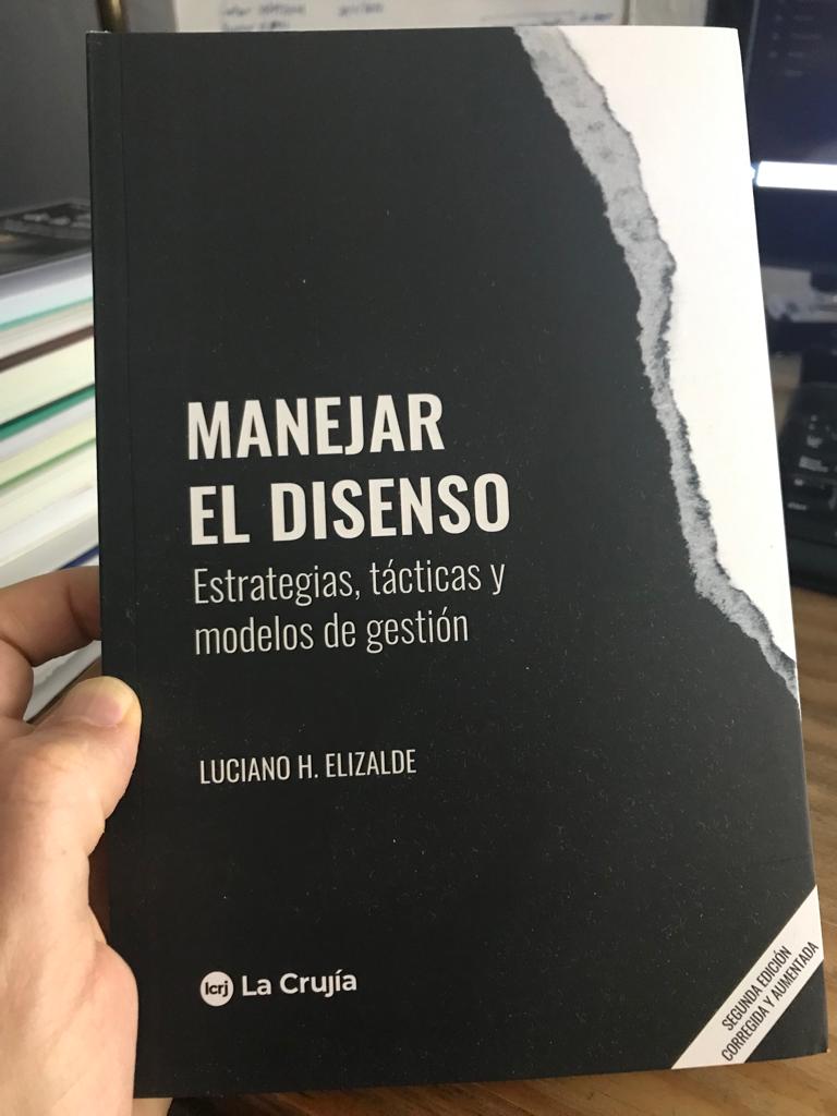 Les cuento que como resultado de estos meses de trabajo he publicado en La Crujía la segunda edición de ‘Manejar el disenso’: nuevo título y dos partes completamente nuevas. Una dedicada a un marco teórico y la otra novedad es un conjunto de textos de comunicación de disenso.