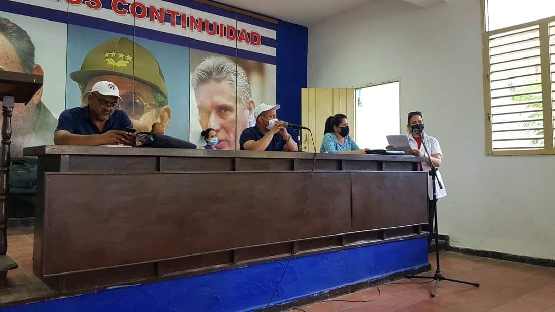 DelvisDra's tweet photo. El Grupo Temporal de Trabajo analiza la situación de la Covid 19 en Cárdenas. La Directora de Salud  Informó que el Municipio tiene una tasa de 32.8 por cada cien mil habitantes y el municipio se mantiene por sus cifras en nueva normalidad. Mantengamos las medidas epidemiológicas https://t.co/RDnbcqUDKc