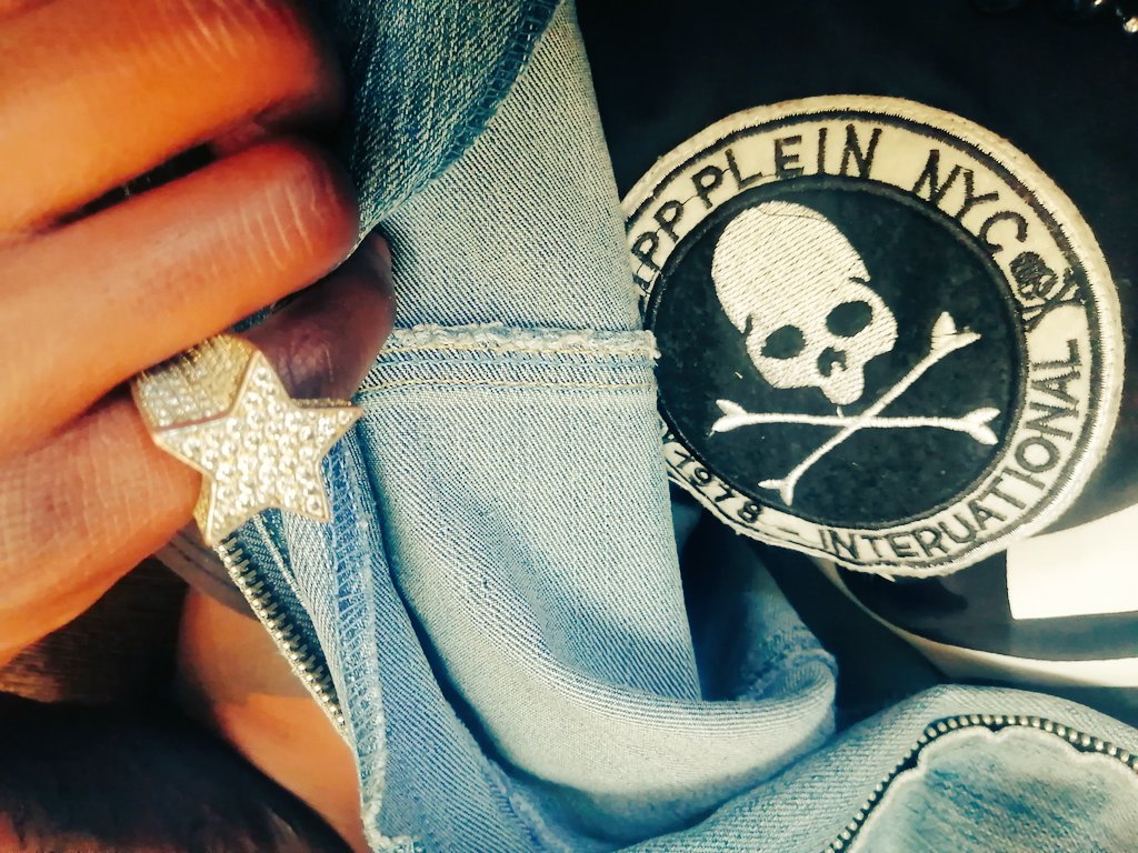 1991Priceless's tweet image. 💎☠️ Let us in🙏🏽 @philipp_plein  #philippplein #FullyIn @akaworldwide @1991Priceless  #hiphopculture #fashion #inspired #Superstar 🔮👑🌍 Forget about what the skeletons say in your closet 💯‼️