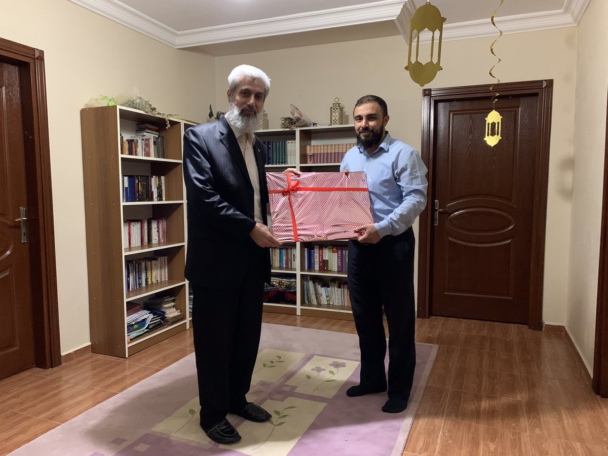 19 #Ramazan | Ramazan ayı boyunca çeşitli ziyaretler gerçekleştiren Alparslan Kuytul Hocaefendi, bugün de talebesinin iftar davetine icabet etti.
    
#RamazanRuhunuYaşat