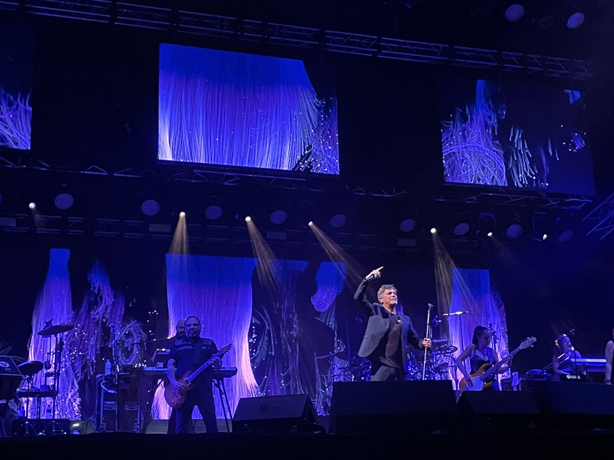 LaEsenciaSanz's tweet photo. Impresionante @AlejandroSanz en el inicio de #LaGira2022 en PANAMÁ 🇵🇦 💙

#EsenciaPanama 
@MOWmanagement 
@UMUSICA https://t.co/nxSuuAk3nb