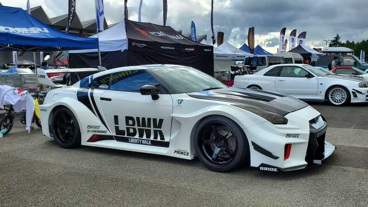 jdmglobalWH's tweet photo. The Crewch R35 with 2300hp & 150kgm of torque runs down the quarter in a brief 7.9 seconds. The widebody Liberty Walk R35 won't get there as quickly, but with much more style!
#R35 #2000hp #LibertyWalk #R35GTR #GTR #vr38dett #Nismo #HKS #GReddy #jdmdaily #jdmlegends #jdmnation https://t.co/L6AmHPZ0pF
