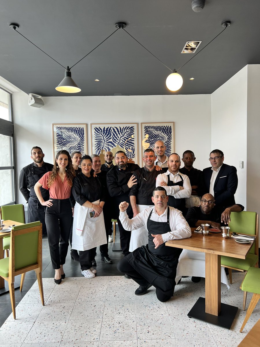 C’est entouré d’une équipe passionnée,  et chaleureuse que je réalise ce projet Marseillais. C’est grâce à elle que tout cela est rendu possible !
Notre beau métier se nourrit de transmission, d’échange entre des femmes et des hommes, sans eux je n’en serais jamais là ,merci ❤️