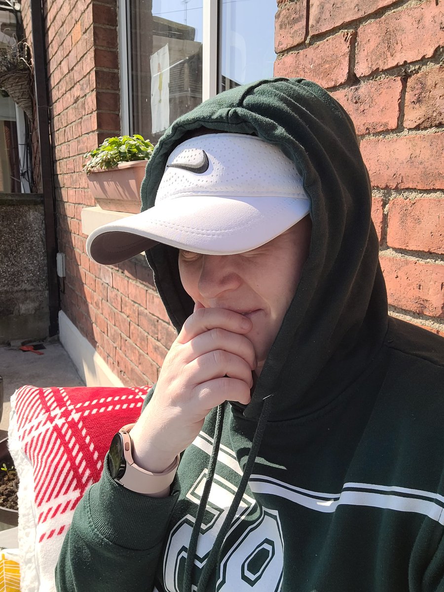 niamh_pentony's tweet photo. Me: aw wow, such a fab day...I should take the laptop outside
Also me: 🥵
#PaleGirlProblems #NotEnoughFactor50 #RemoteWorking #LouthChat https://t.co/Ls0SZo7CgP