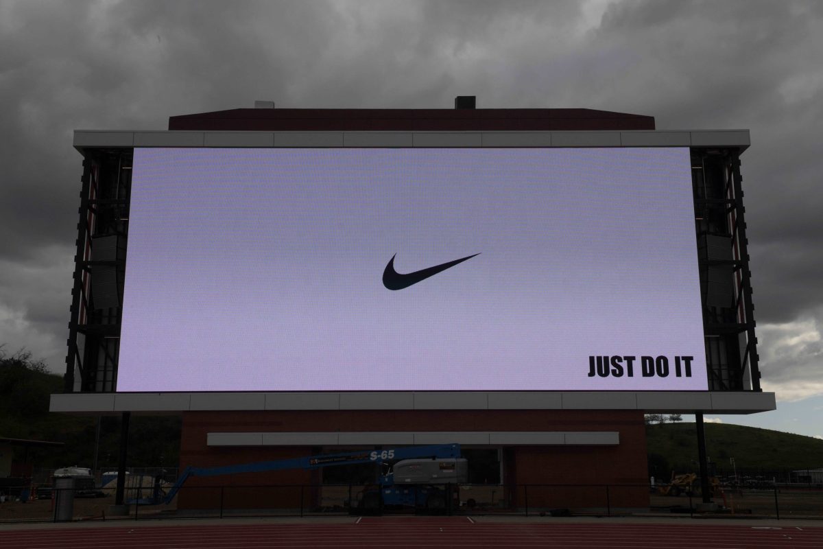 awfulannouncing's tweet photo. Matt Damon and Ben Affleck to co-write and star in film about Nike’s pursuit of Michael Jordan https://t.co/iQCDOzsIVH https://t.co/kgR06j4uRC