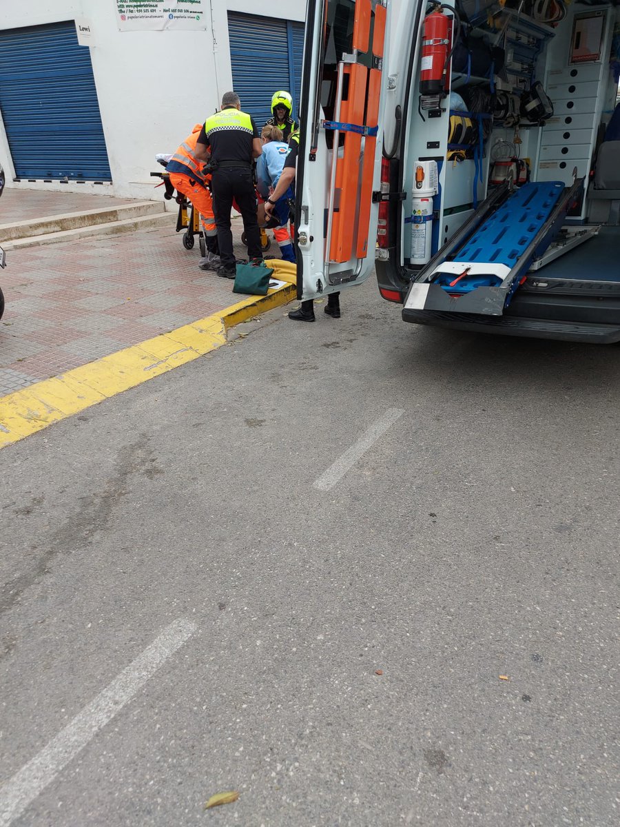 Asistimos en primera instancia a un varón (42) que se encontraba inconsciente en la calle Antonia Diaz. Es trasladado al H. San Juan de Dios por los servicios de emergencia sanitarios.