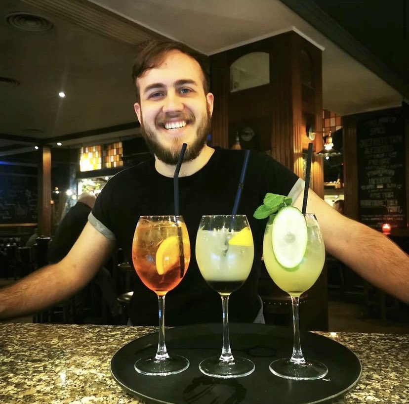 Mid week blues? No such thing when
we've got these Spritzers on the menu and this smiley face behind the bar 😎

Come and find Fieldie at the bar pouring….

🍊 Aperol Spritz
🌷 Lavender Spritz
🍃 Hugo Spritz

#TimeOutLondon #HumpDay #5oClockSomewhere
