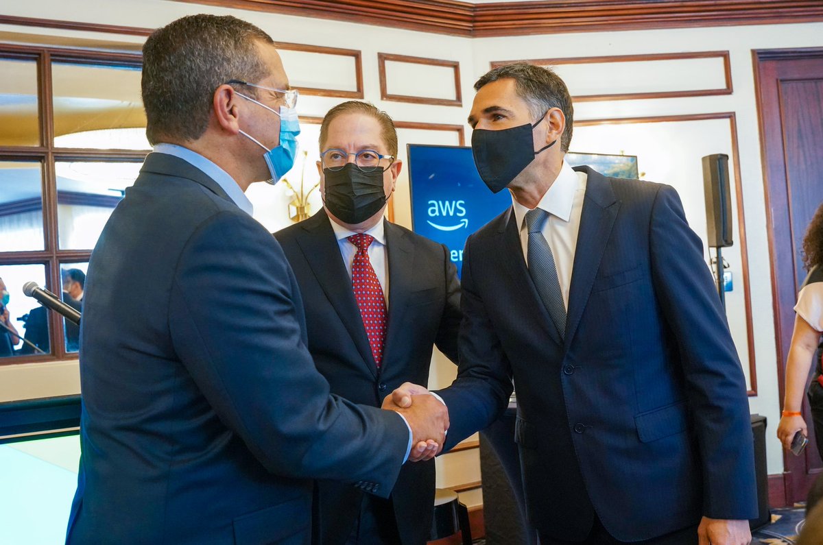 GovPierluisi's tweet photo. Darle la bienvenida a Amazon Web Services a Puerto Rico es otro gran paso hacia la meta de aumentar nuestra competitividad como destino de inversión y es un eslabón clave para nuestro ecosistema tecnológico empresarial y desarrollo económico. #GobiernoDeResultados https://t.co/G5GWbaG9lP