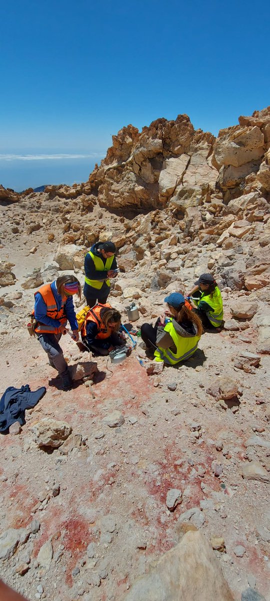 involcan's tweet photo. An INVOLCAN team went today to the crater of #ElTeide #Tenerife to continue with volcanic monitoring tasks on the island. Diffuse carbon dioxide and hydrogen sulfide efflux measurements and sampling of fumaroles were carried out (TFvolcano project, @CabildoTenerife) https://t.co/lL2MySniX1