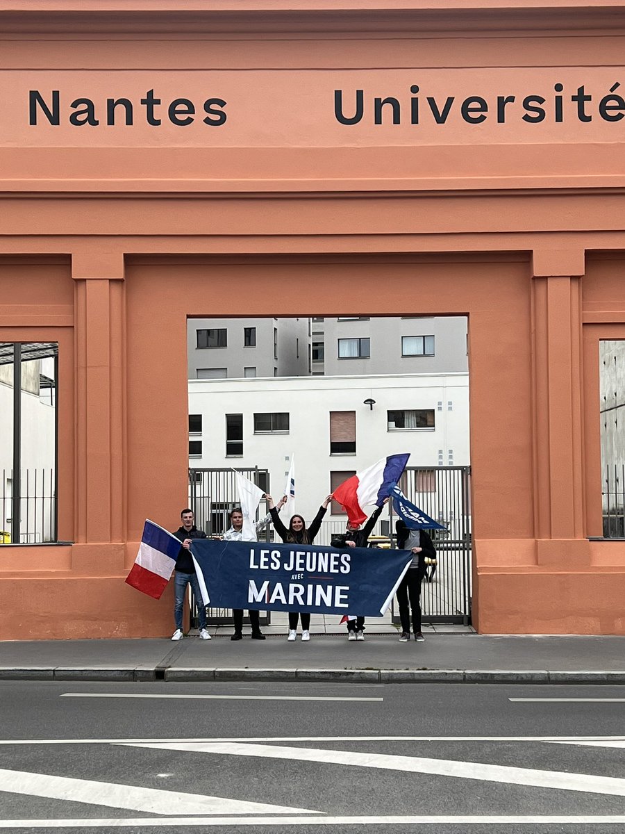 Emma_Minot's tweet photo. @NantesUniv et @FranceUniv, appellent à voter pour @EmmanuelMacron. Pourtant nous on a très envie de la #France de @MLP_officiel. Pour nous c’est #ToutSaufMacon et #MarinePresidente
« Si le peuple vote, le peuple gagne » 🇫🇷 🗳 https://t.co/NRL2bYQ6Wz