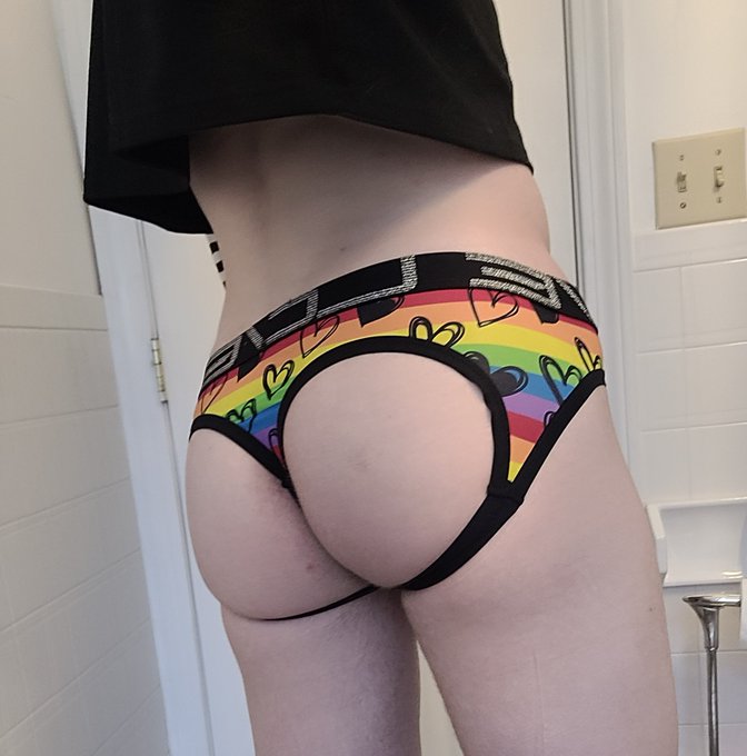 3 pic. Love the way these undies look! https://t.co/i1j4gOT7hp