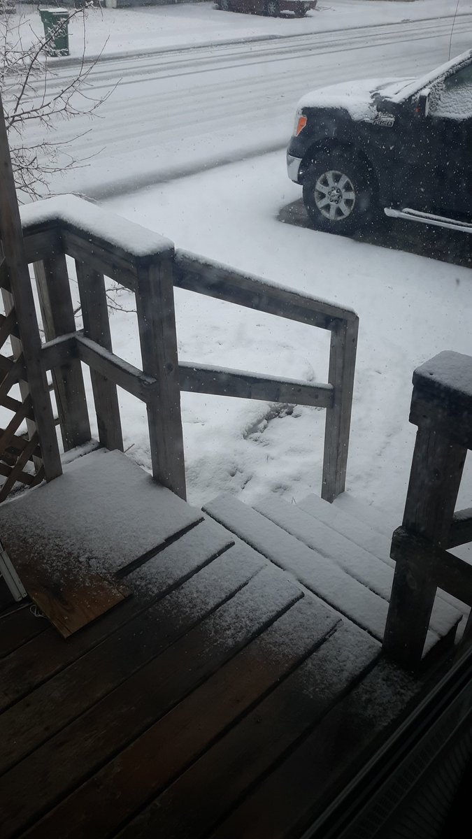 Woke up and its snowing again....

Minnesota weather lol https://t.co/8pKjSfKCe3