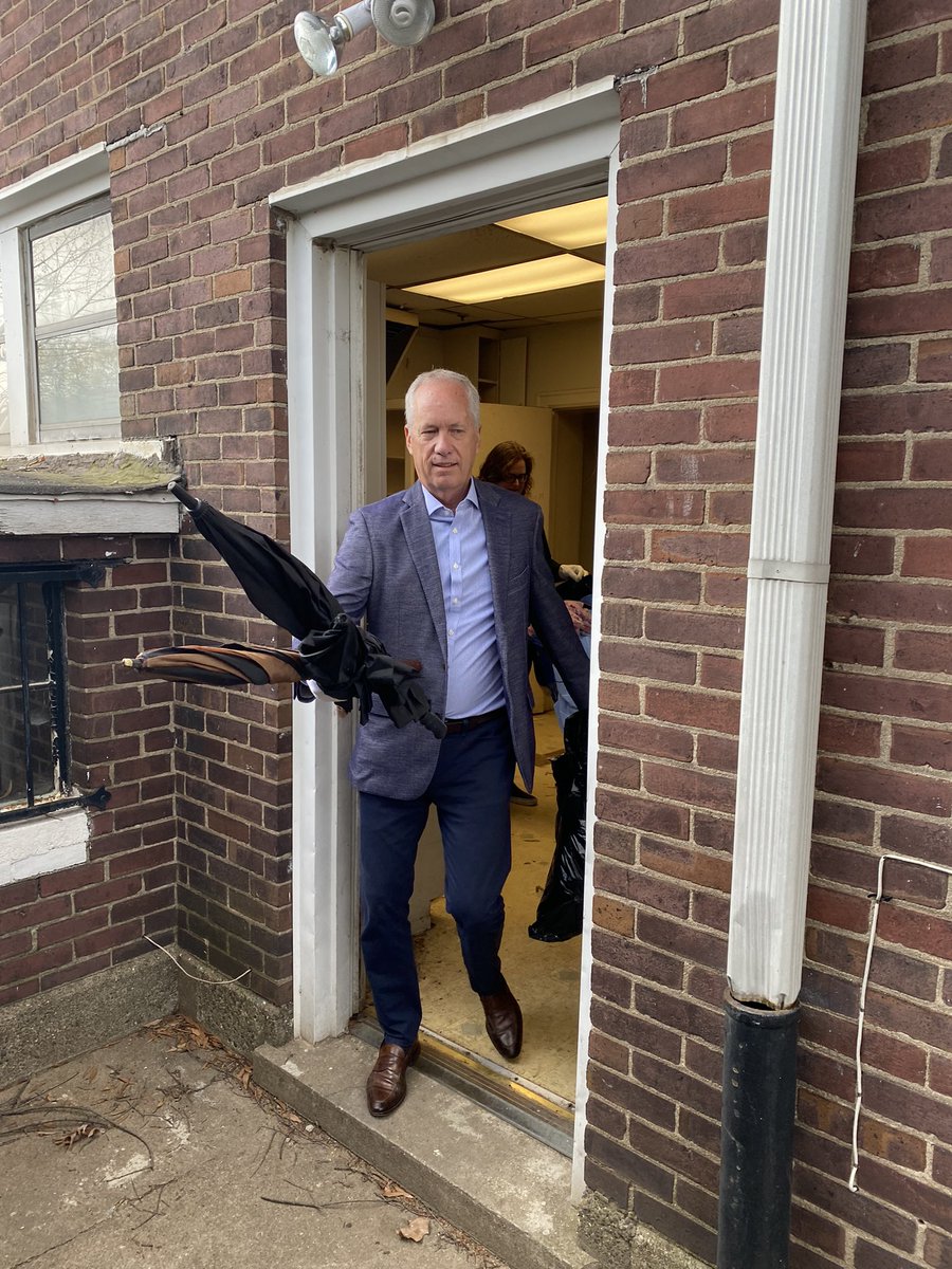 GiveADayLou's tweet photo. This morning we put on our gloves and jumped right in to help kick off the cleanup of @svdplou’s Simon Hall!
Thank you @UPS volunteers for helping today!
Visit https://t.co/kRLtvfMf2d #LiveUnited #MGAD2022 https://t.co/qaSuXXK41w