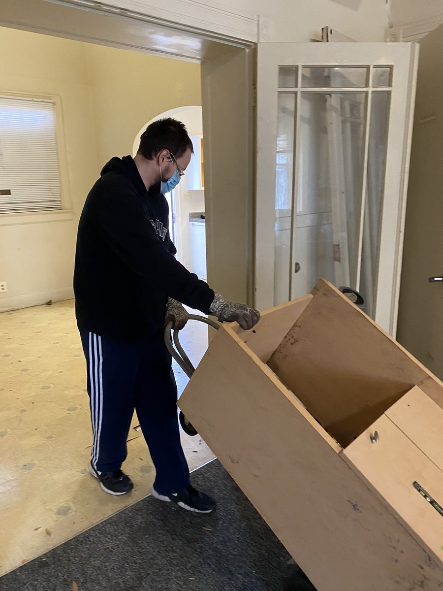 This morning we put on our gloves and jumped right in to help kick off the cleanup of @svdplou’s Simon Hall!
Thank you <a href="/UPS/">UPS</a> volunteers for helping today!
Visit mygiveaday.com #LiveUnited #MGAD2022