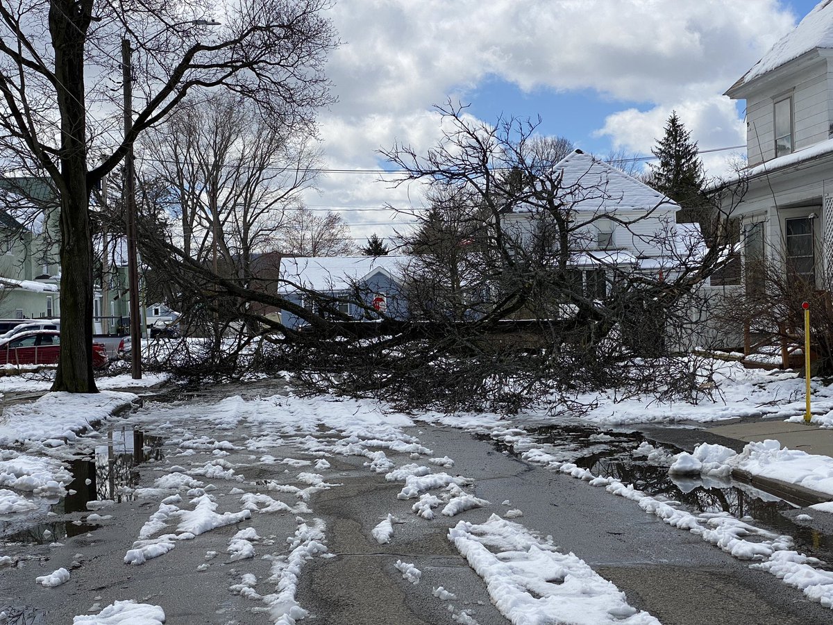 AlexLadstatter's tweet photo. Columbia St. In the City of Norwich today as Chenango County continues their State of Emergency. Many still without power #ChenangoCounty #Norwich #NewYork @WBNG12News https://t.co/l1X0wtKLSV